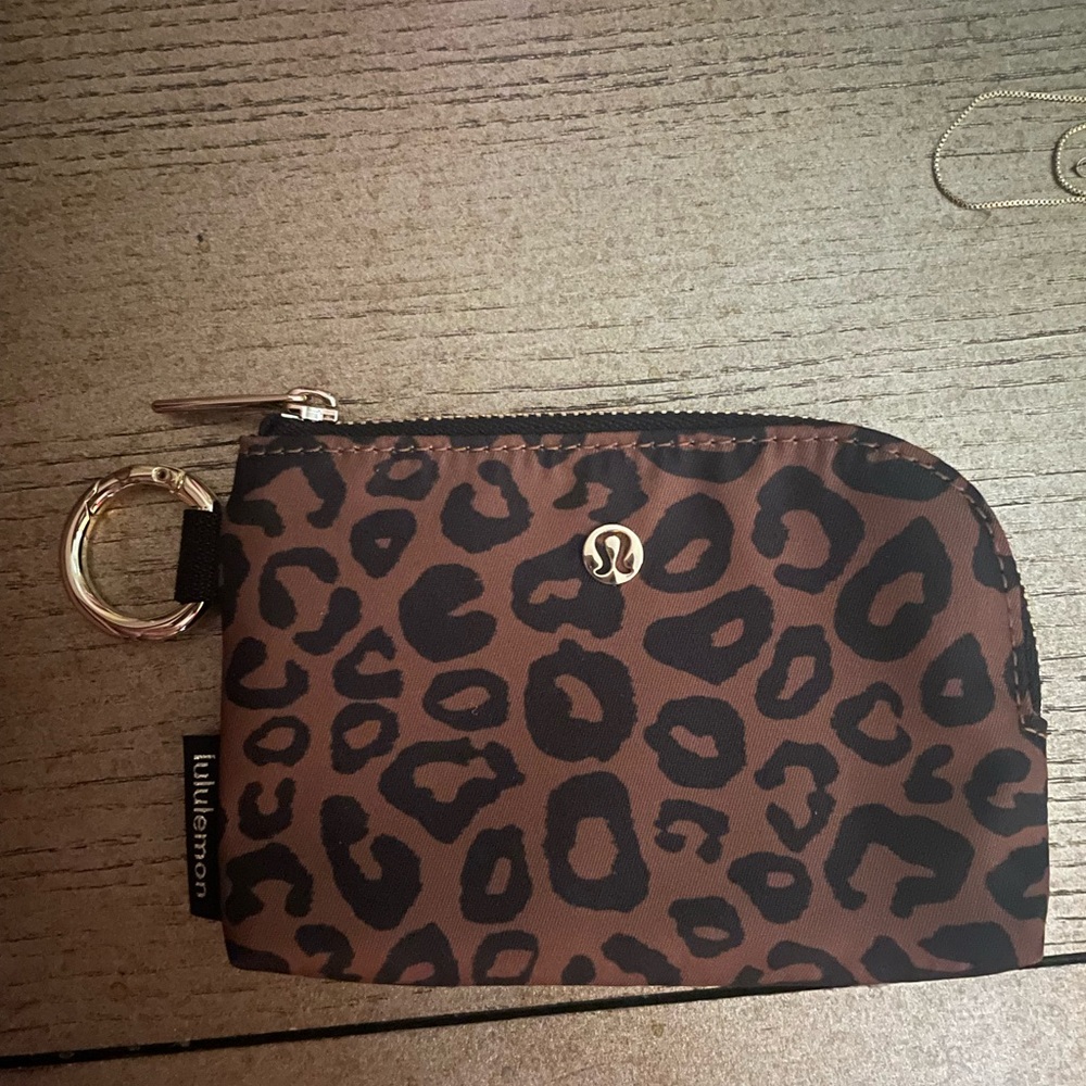 Lululemon clippable wallet pouch